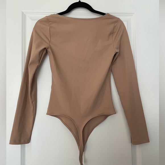 Abercrombie & Fitch Soft Matte Seamless Long-Sleeve Squareneck Bodysuit - Picture 2 of 3